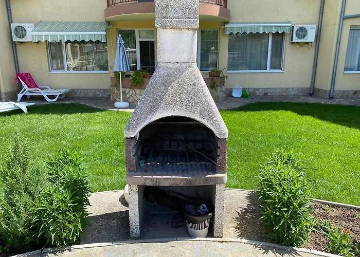 In Complex Daisy Daire *