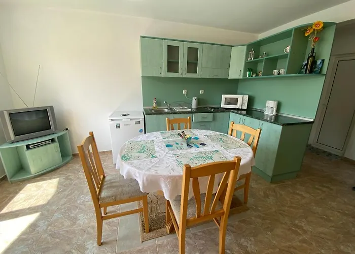 In Complex Daisy Daire