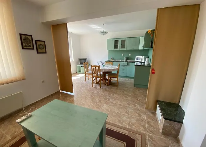 In Complex Daisy Daire *