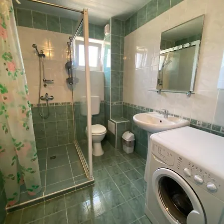 In Complex Daisy Apartment *