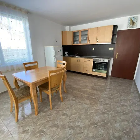 In Complex Daisy Apartment