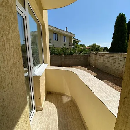 In Complex Daisy Apartment *