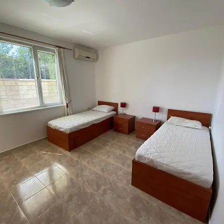 Apartment In Complex Daisy