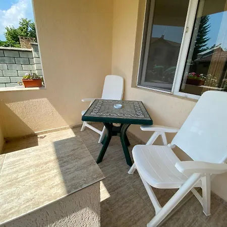 In Complex Daisy Apartment *