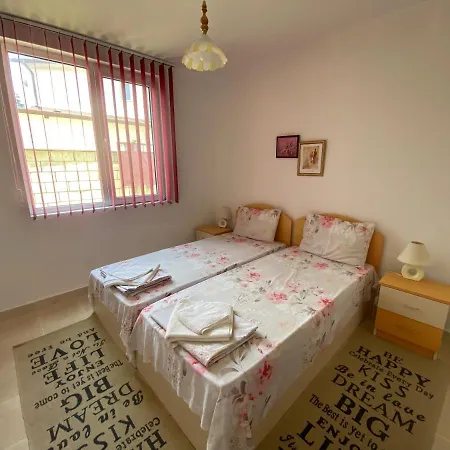 In Complex Daisy Apartment Kranevo