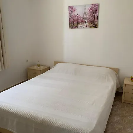 Apartment In Complex Daisy